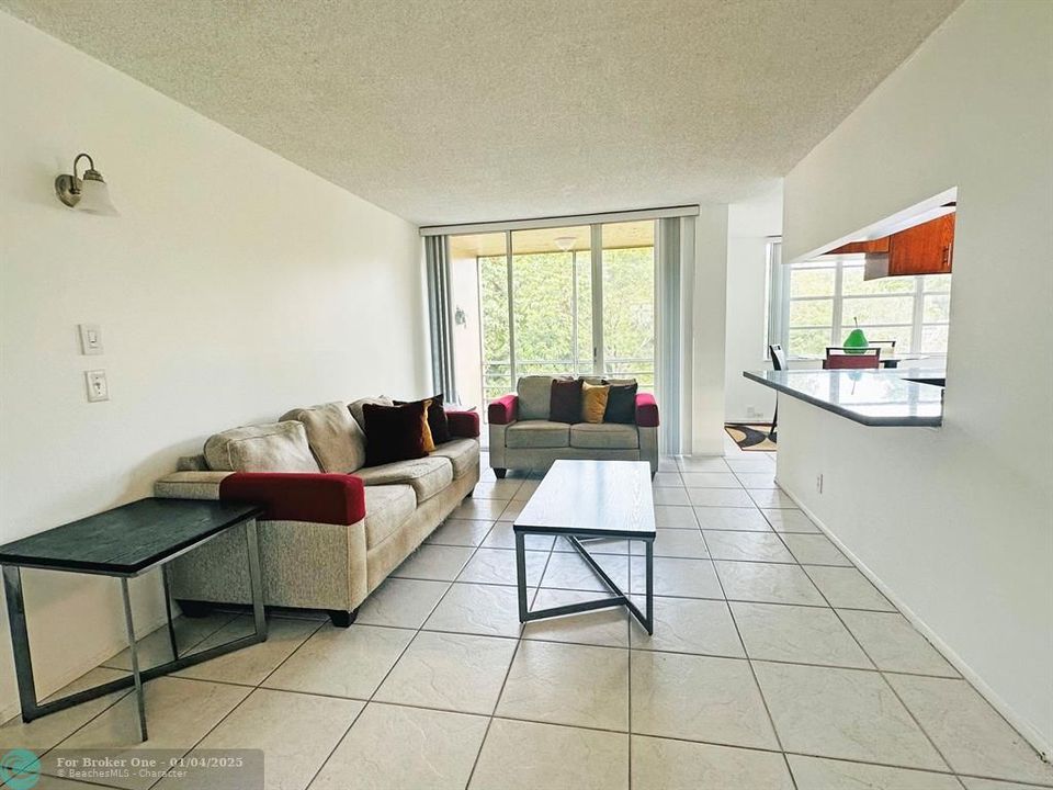 For Sale: $214,900 (2 beds, 2 baths, 965 Square Feet)