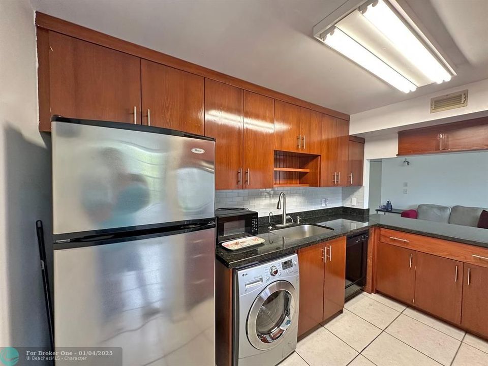 For Sale: $214,900 (2 beds, 2 baths, 965 Square Feet)