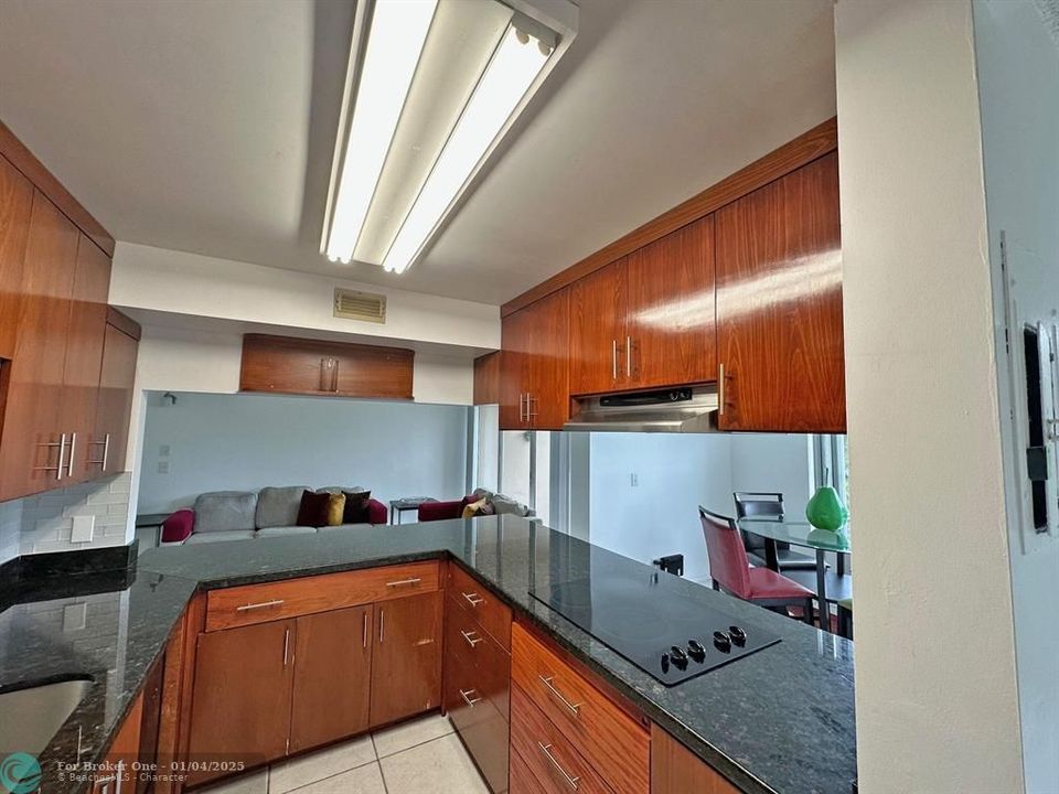 For Sale: $214,900 (2 beds, 2 baths, 965 Square Feet)