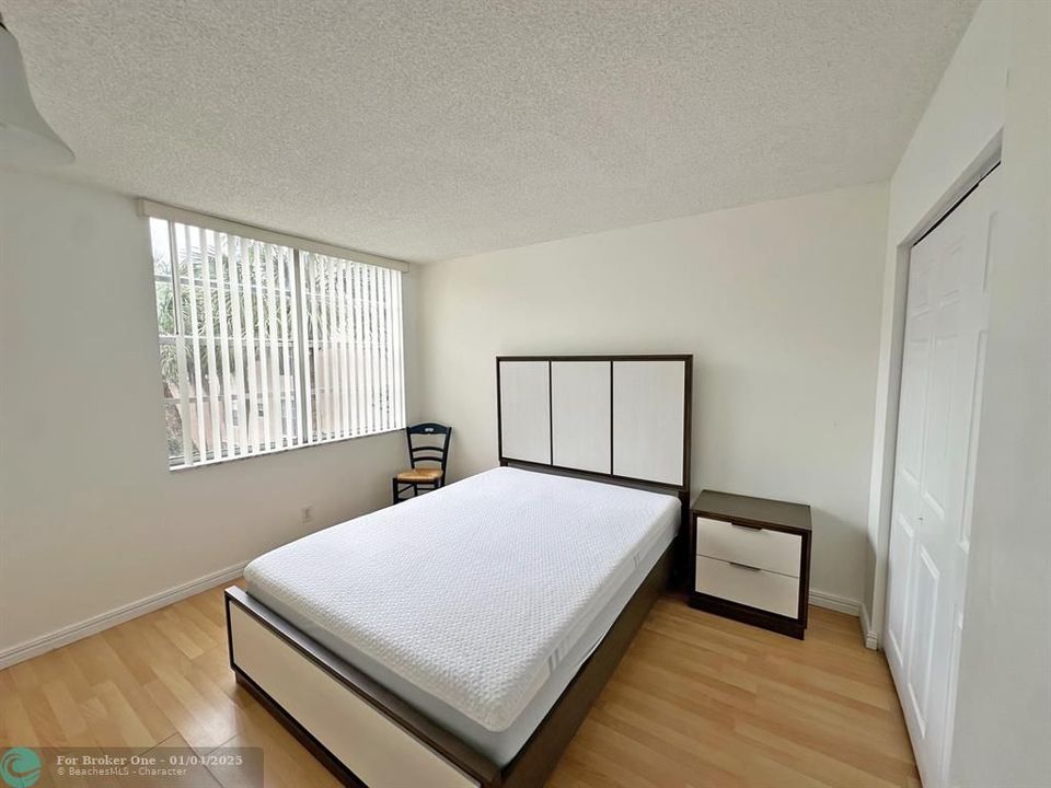 For Sale: $214,900 (2 beds, 2 baths, 965 Square Feet)