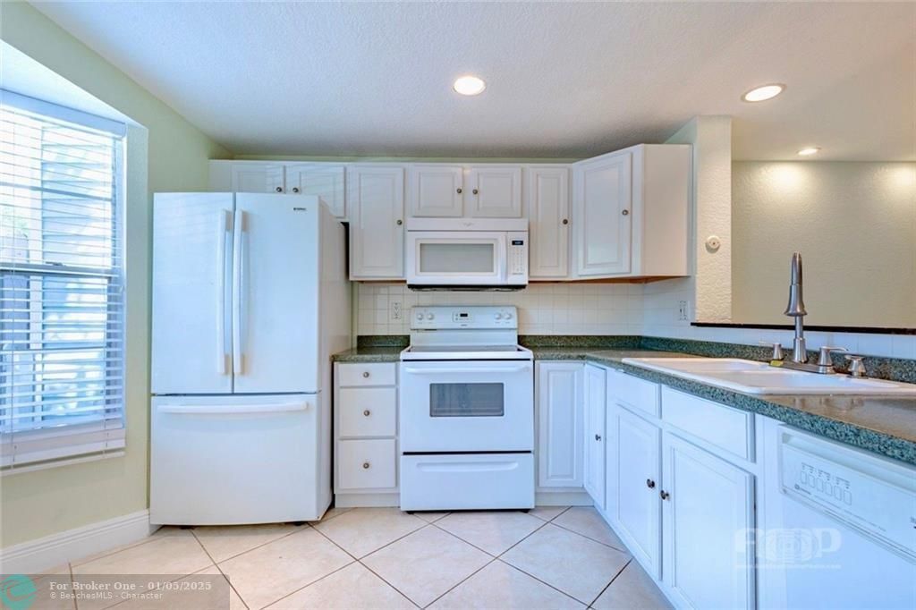 For Rent: $2,300 (2 beds, 1 baths, 1040 Square Feet)