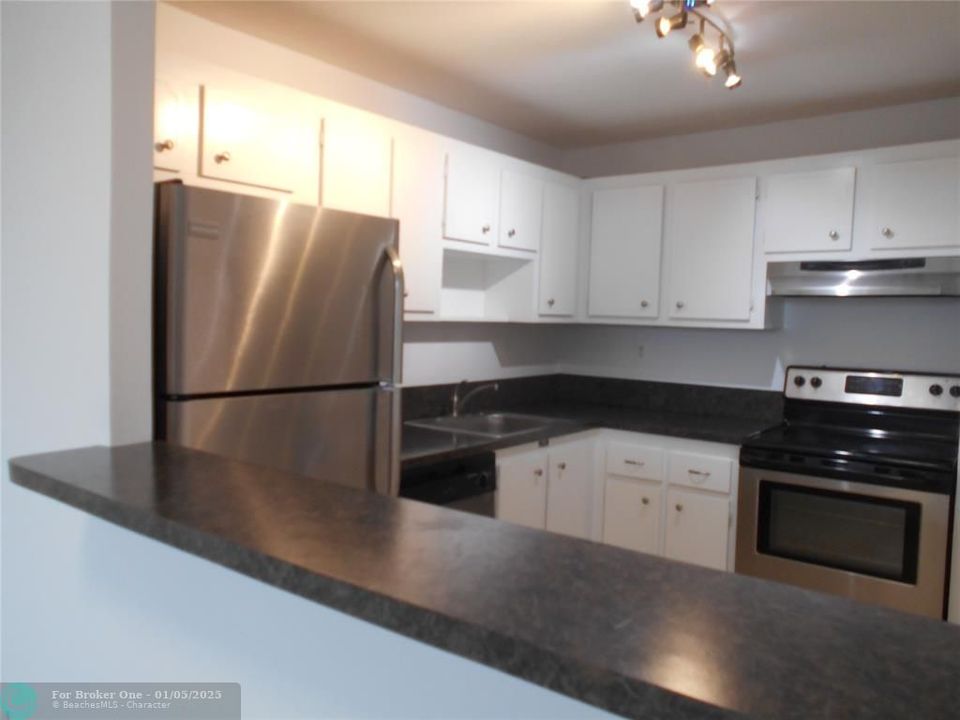 For Sale: $175,000 (1 beds, 1 baths, 780 Square Feet)