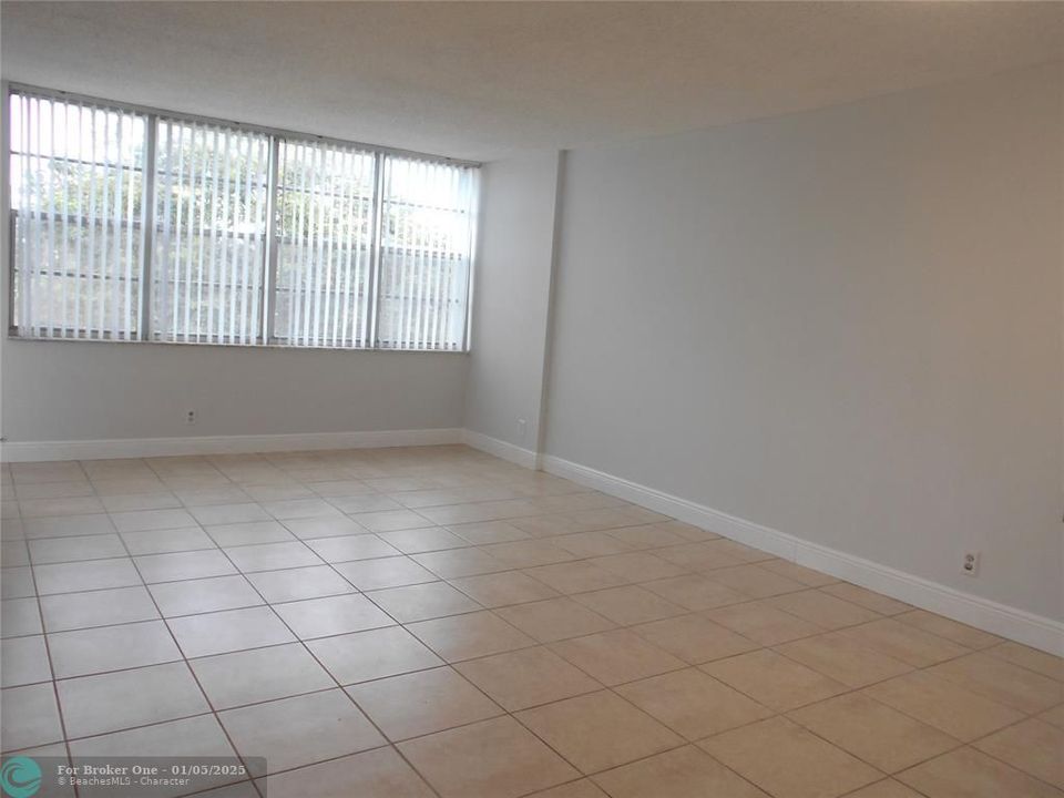 For Sale: $175,000 (1 beds, 1 baths, 780 Square Feet)