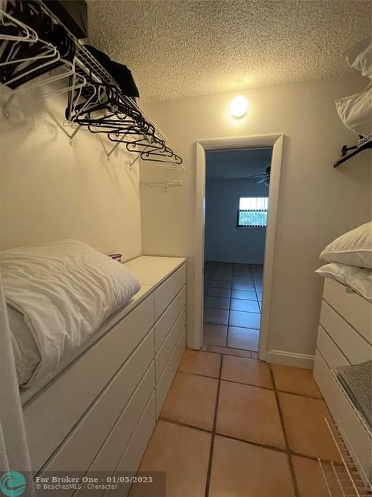 For Rent: $1,950 (1 beds, 1 baths, 900 Square Feet)