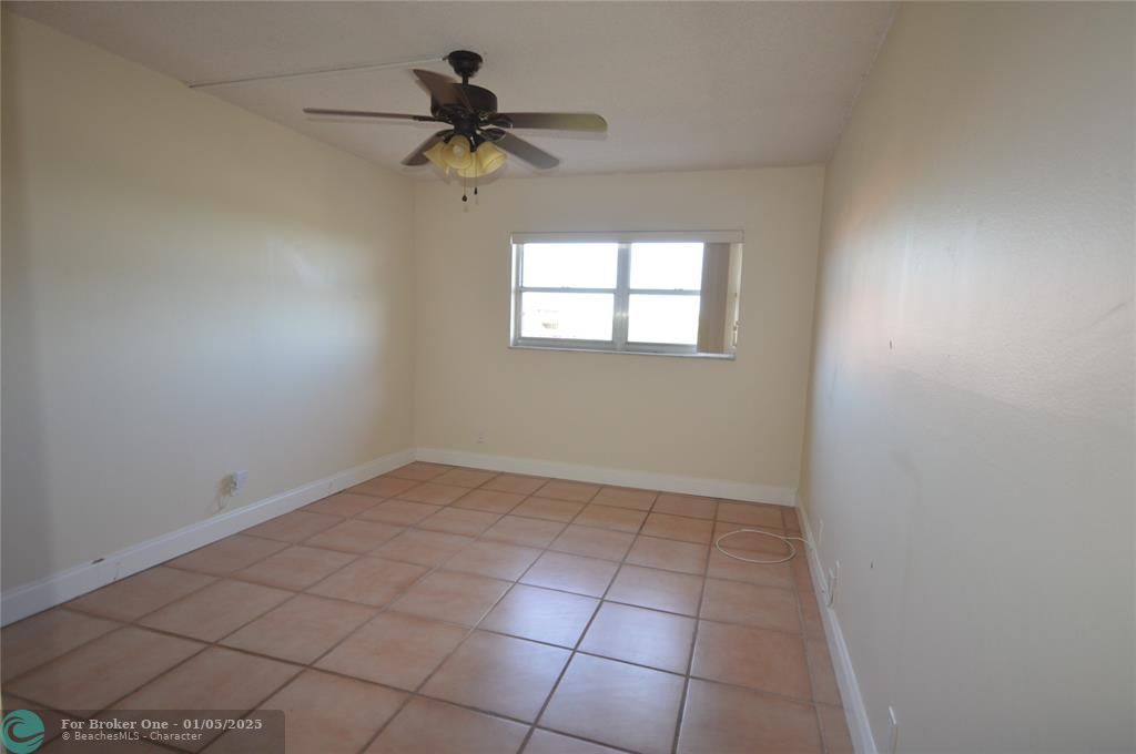 For Rent: $1,950 (1 beds, 1 baths, 900 Square Feet)