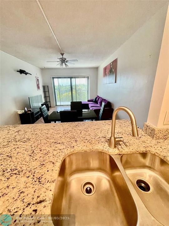 For Rent: $1,950 (1 beds, 1 baths, 900 Square Feet)