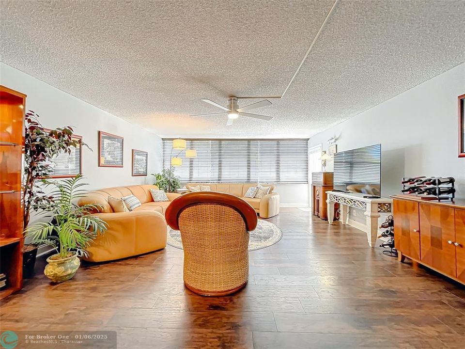 For Sale: $385,000 (2 beds, 2 baths, 1611 Square Feet)