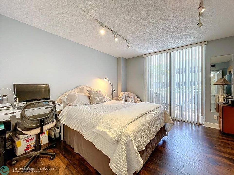 For Sale: $385,000 (2 beds, 2 baths, 1611 Square Feet)