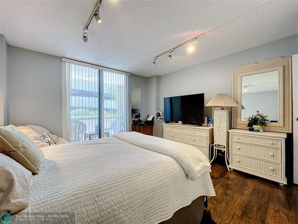 For Sale: $385,000 (2 beds, 2 baths, 1611 Square Feet)