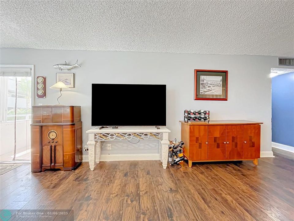 For Sale: $385,000 (2 beds, 2 baths, 1611 Square Feet)