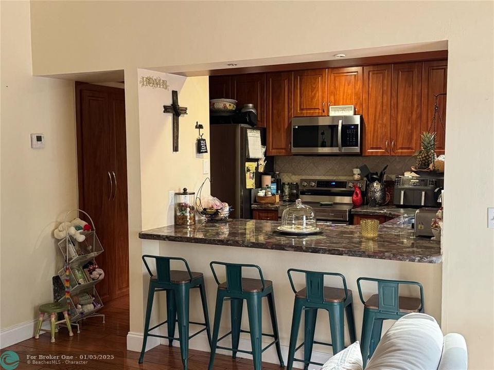 For Sale: $349,000 (2 beds, 2 baths, 817 Square Feet)