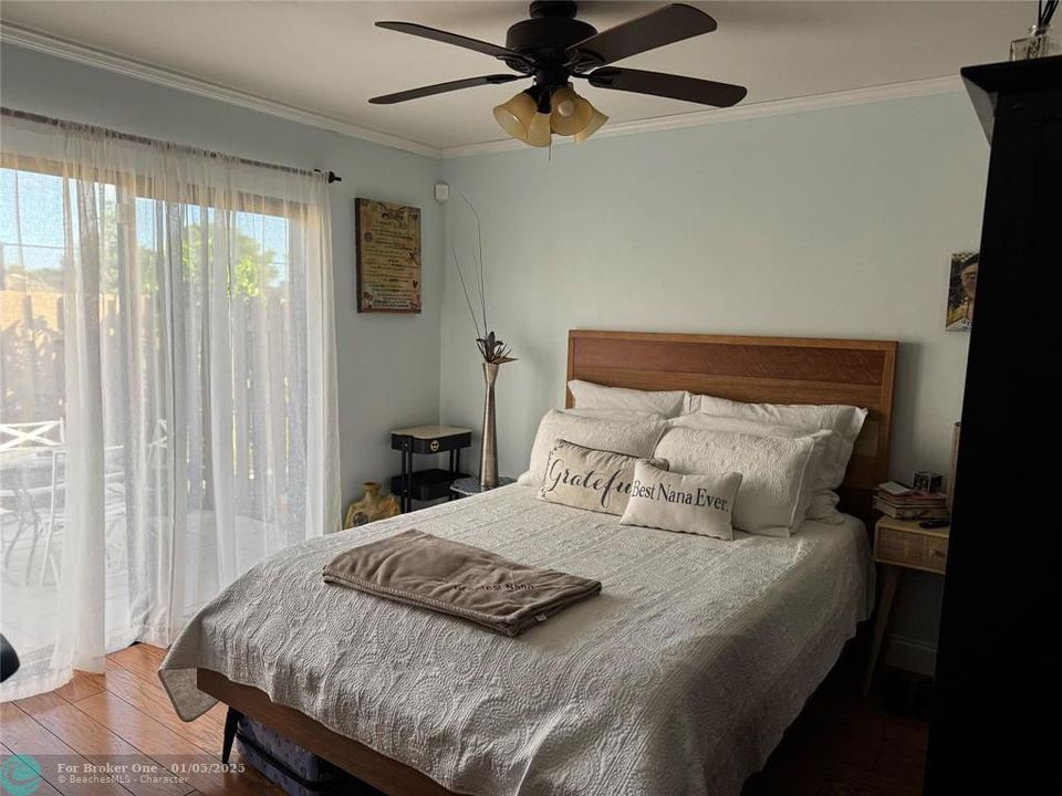 For Sale: $349,000 (2 beds, 2 baths, 817 Square Feet)