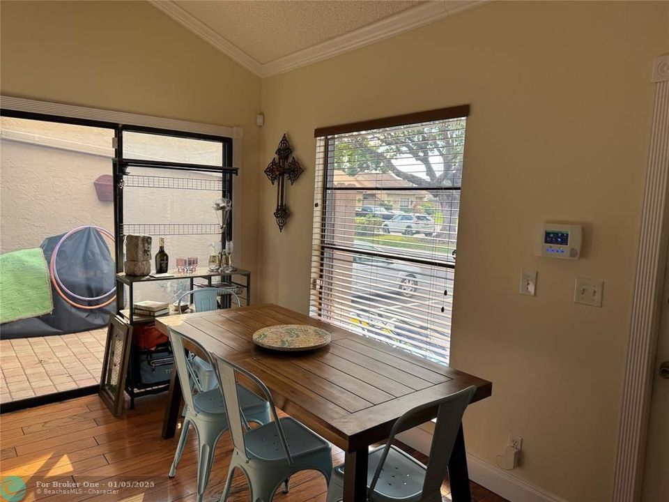 For Sale: $349,000 (2 beds, 2 baths, 817 Square Feet)