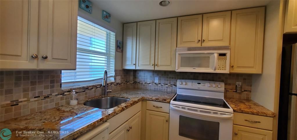 For Rent: $3,000 (2 beds, 2 baths, 1050 Square Feet)