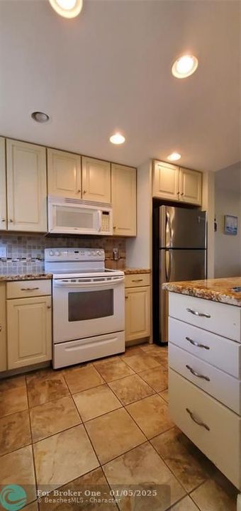 For Rent: $3,000 (2 beds, 2 baths, 1050 Square Feet)