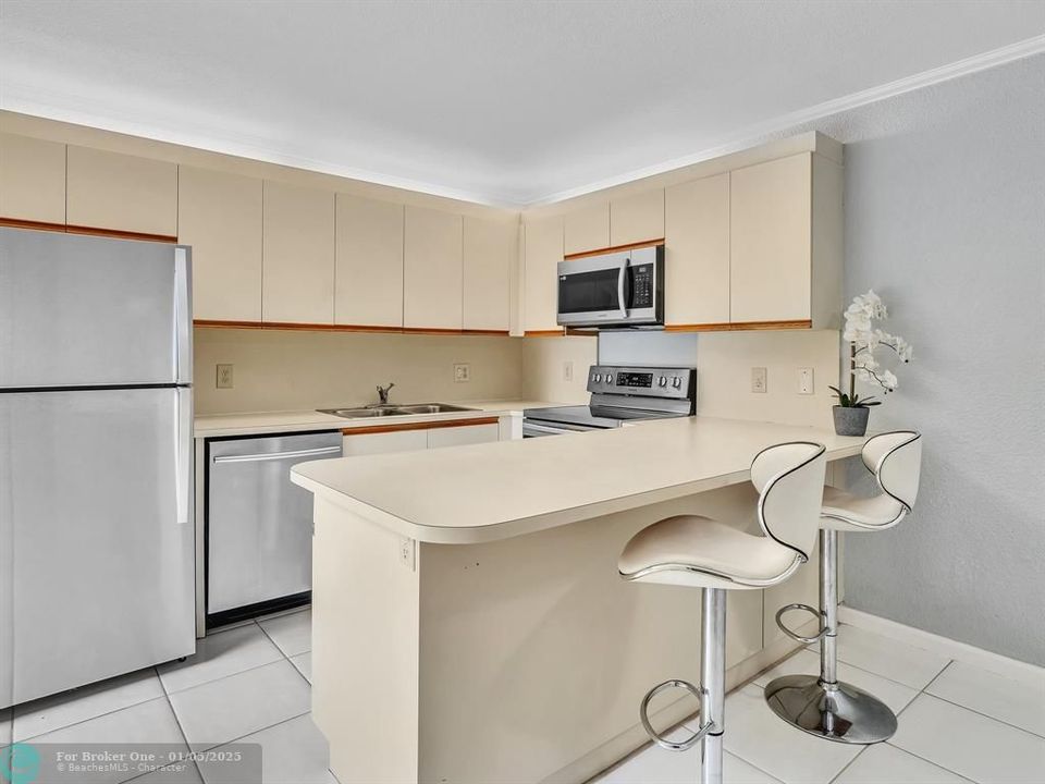 For Sale: $385,000 (2 beds, 2 baths, 1372 Square Feet)