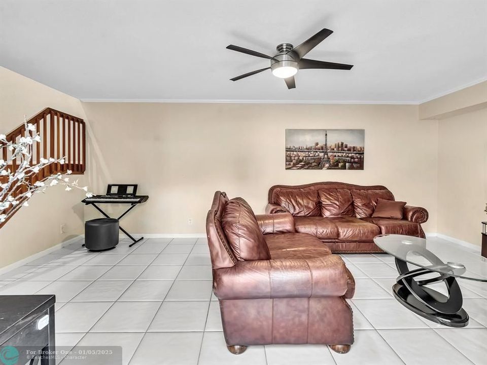 For Sale: $385,000 (2 beds, 2 baths, 1372 Square Feet)