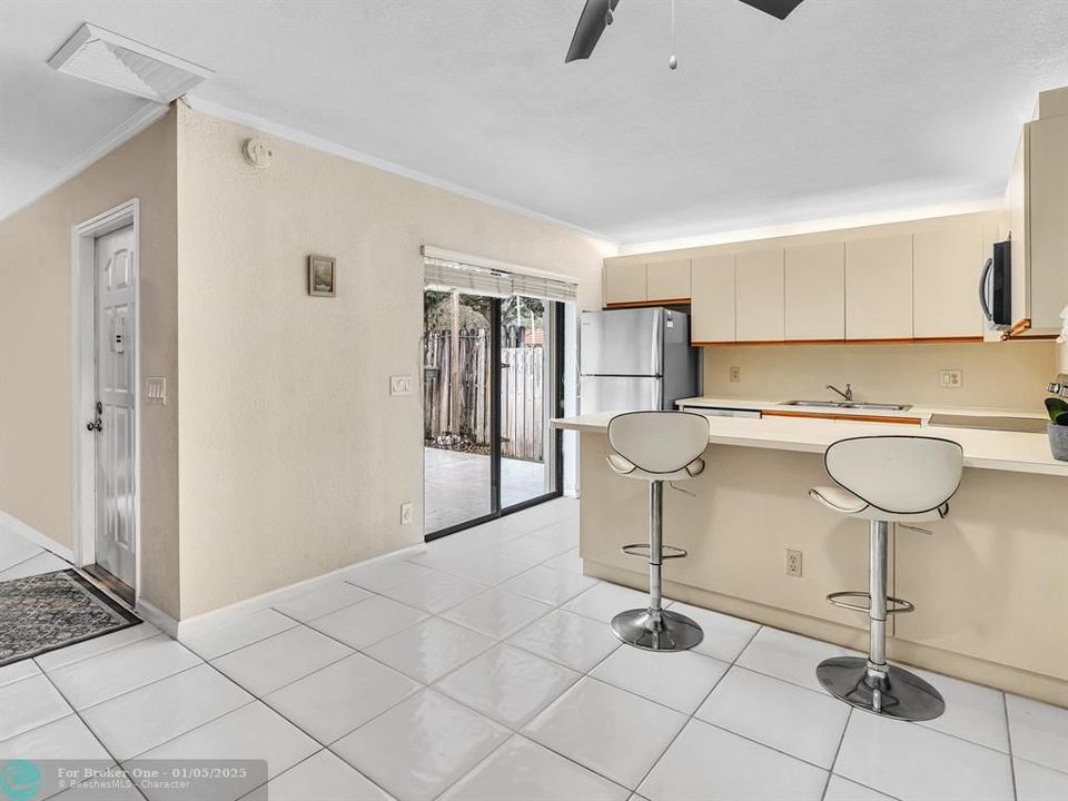 For Sale: $385,000 (2 beds, 2 baths, 1372 Square Feet)