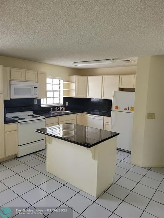 For Sale: $1,800 (2 beds, 1 baths, 1350 Square Feet)