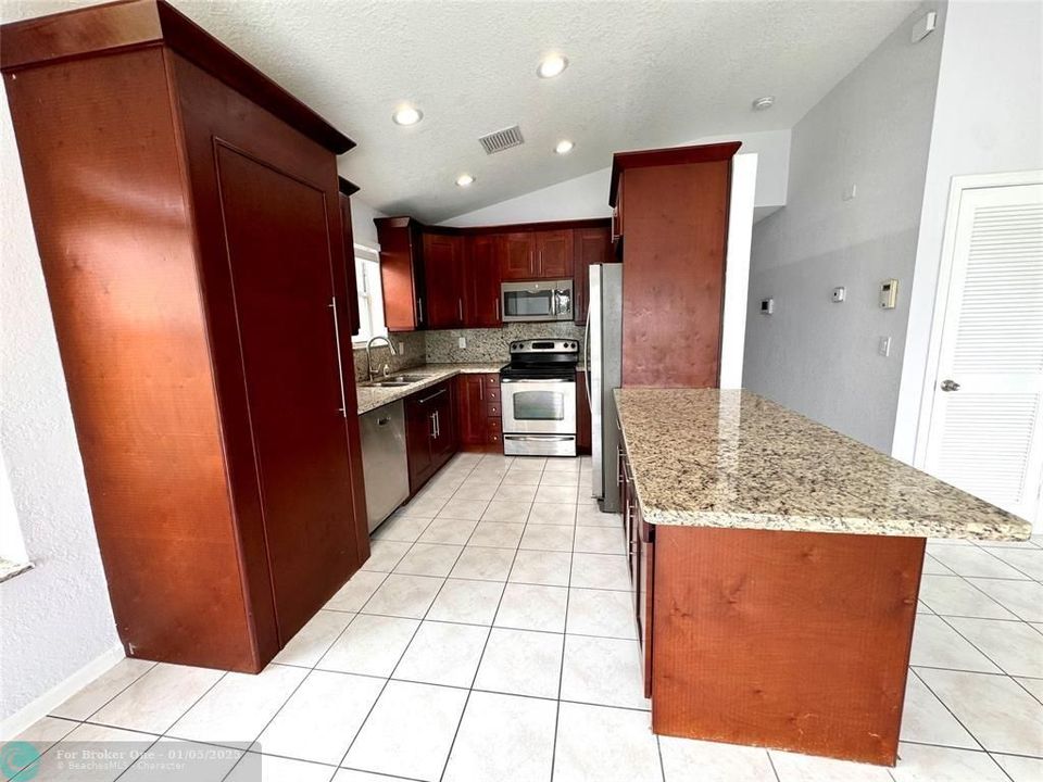 For Rent: $3,650 (4 beds, 2 baths, 1612 Square Feet)