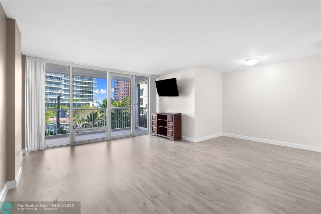 For Sale: $349,000 (1 beds, 1 baths, 1103 Square Feet)