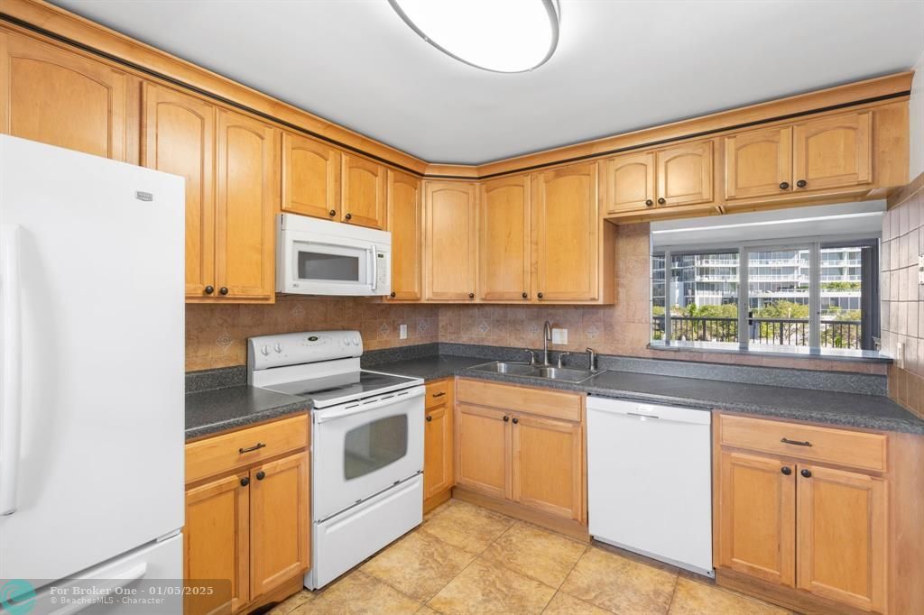 For Sale: $349,000 (1 beds, 1 baths, 1103 Square Feet)