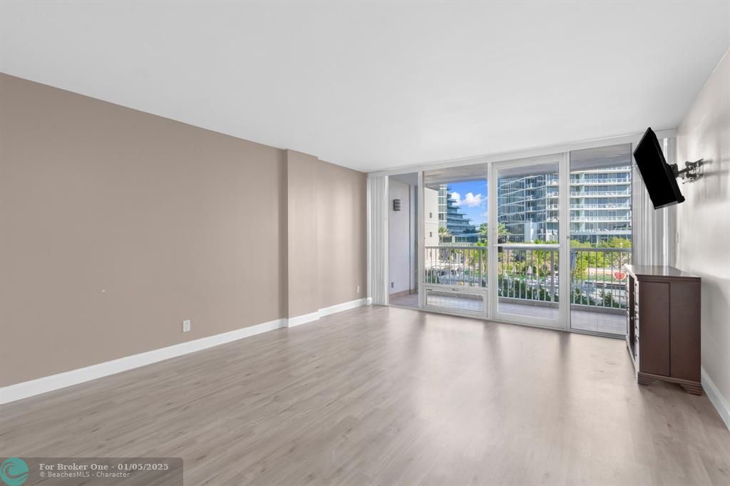 For Sale: $349,000 (1 beds, 1 baths, 1103 Square Feet)