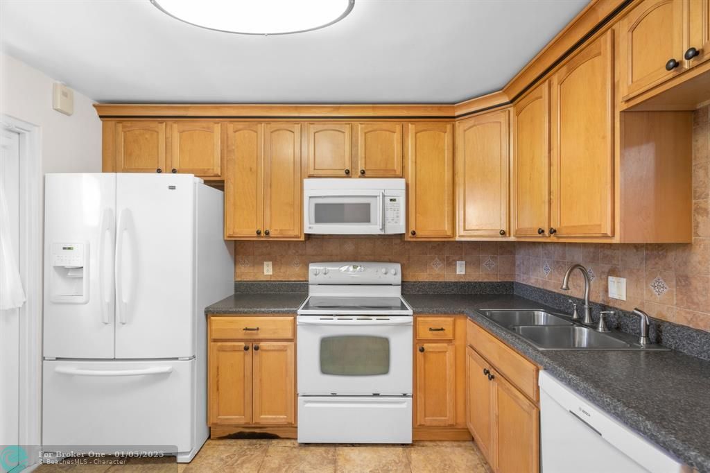 For Sale: $349,000 (1 beds, 1 baths, 1103 Square Feet)