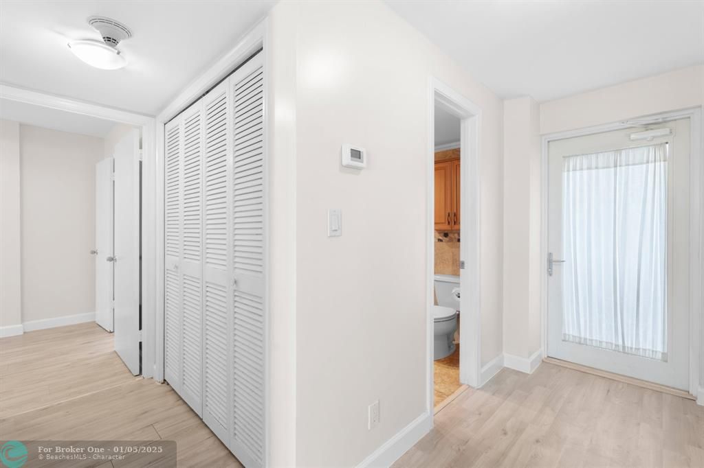 For Sale: $349,000 (1 beds, 1 baths, 1103 Square Feet)