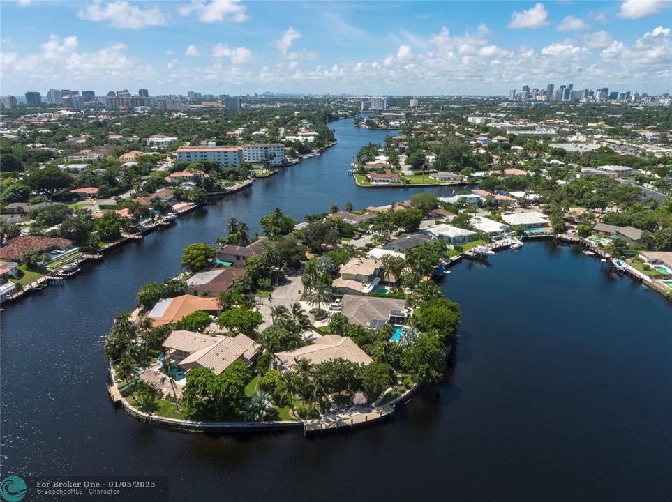 For Sale: $2,950,000 (3 beds, 2 baths, 2495 Square Feet)