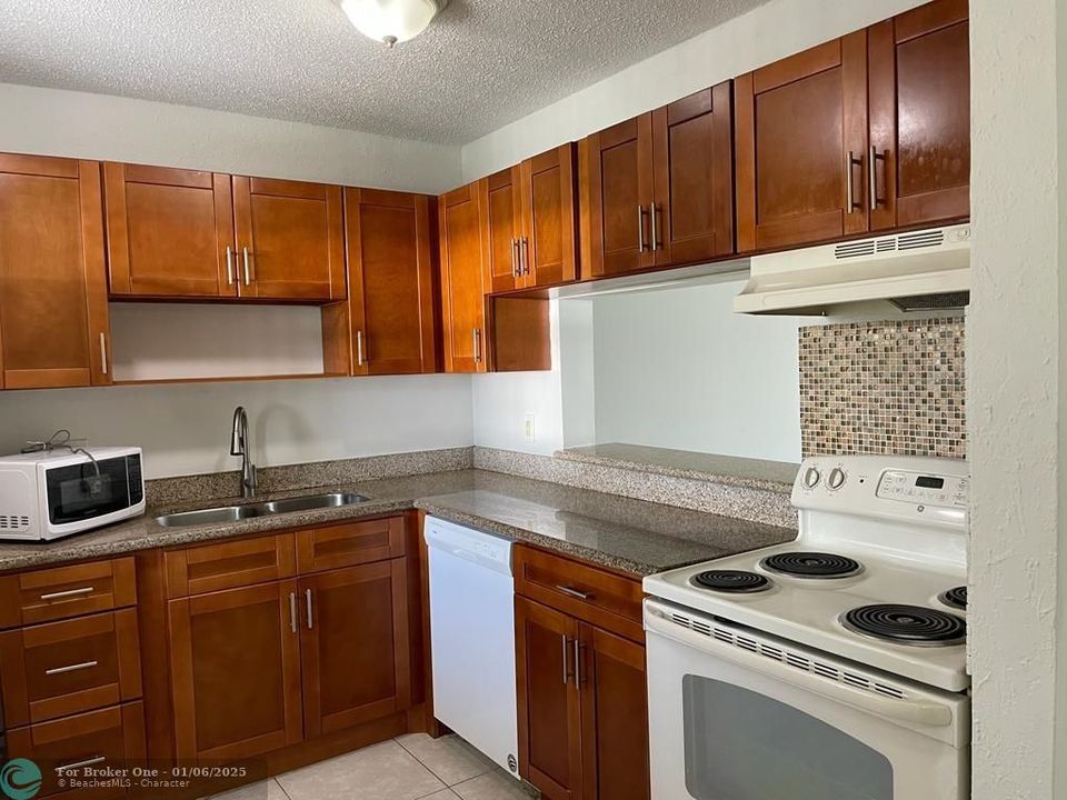 For Sale: $200,000 (2 beds, 2 baths, 1179 Square Feet)