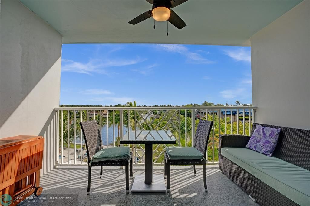 For Sale: $349,000 (2 beds, 2 baths, 1009 Square Feet)