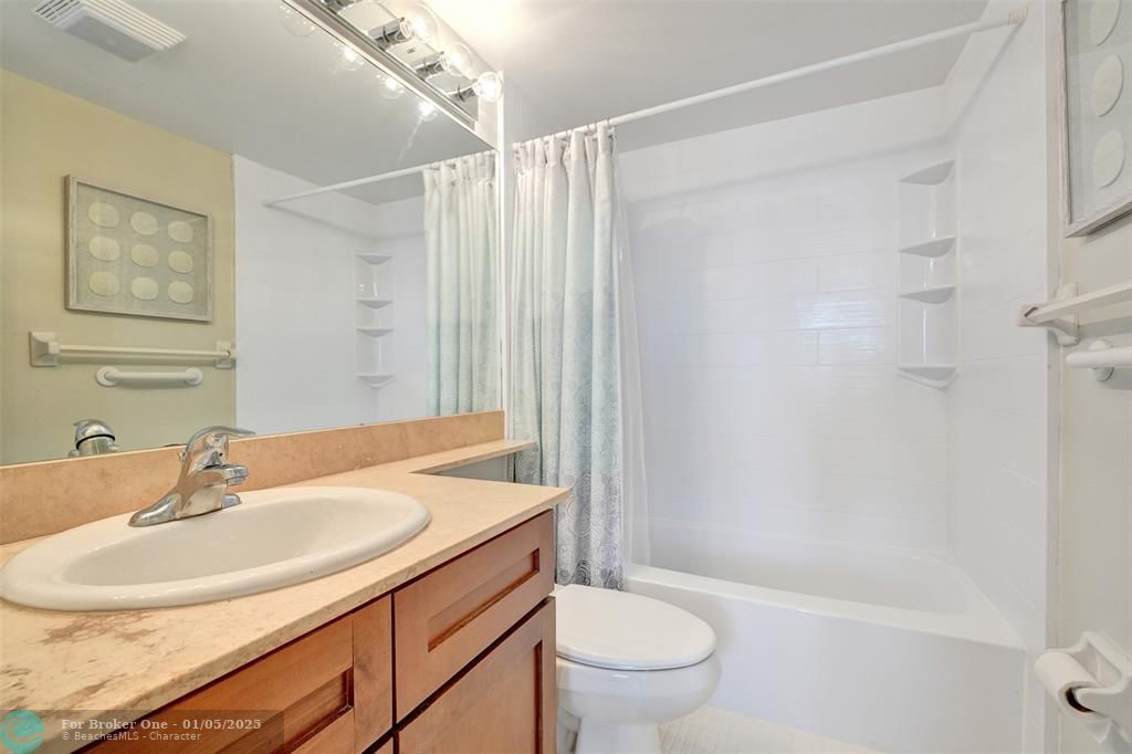 For Sale: $349,000 (2 beds, 2 baths, 1009 Square Feet)