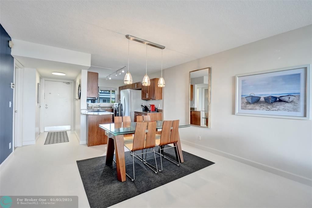 For Sale: $349,000 (2 beds, 2 baths, 1009 Square Feet)