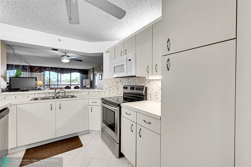 For Sale: $229,999 (2 beds, 2 baths, 1215 Square Feet)