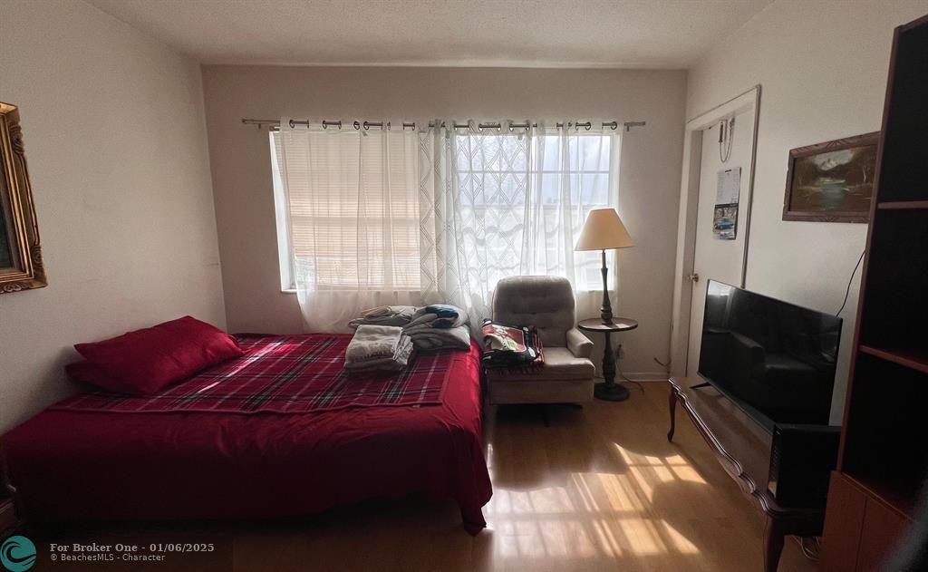 For Sale: $74,500 (1 beds, 1 baths, 680 Square Feet)