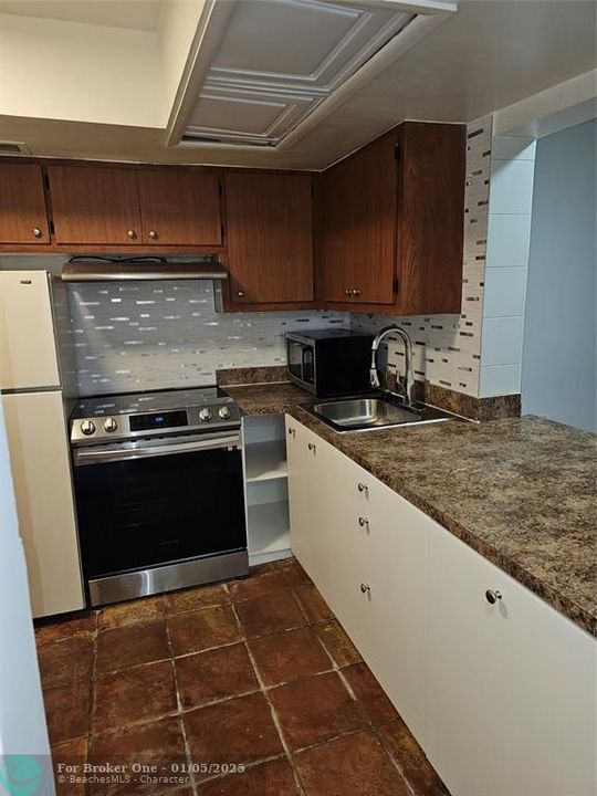 For Rent: $1,800 (1 beds, 1 baths, 800 Square Feet)