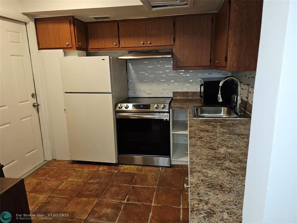 For Rent: $1,800 (1 beds, 1 baths, 800 Square Feet)