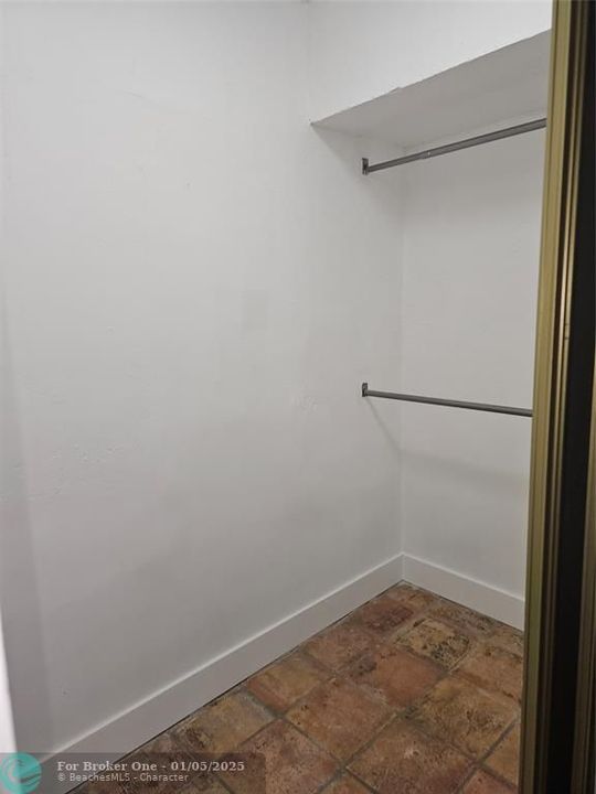 For Rent: $1,800 (1 beds, 1 baths, 800 Square Feet)