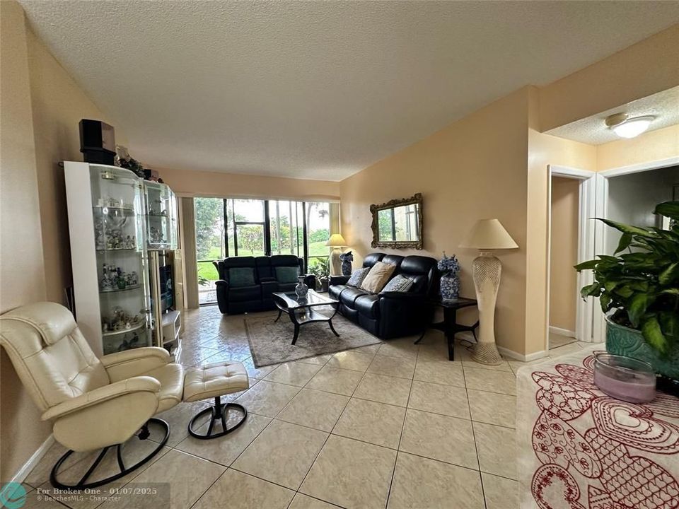 For Sale: $219,900 (2 beds, 2 baths, 1384 Square Feet)