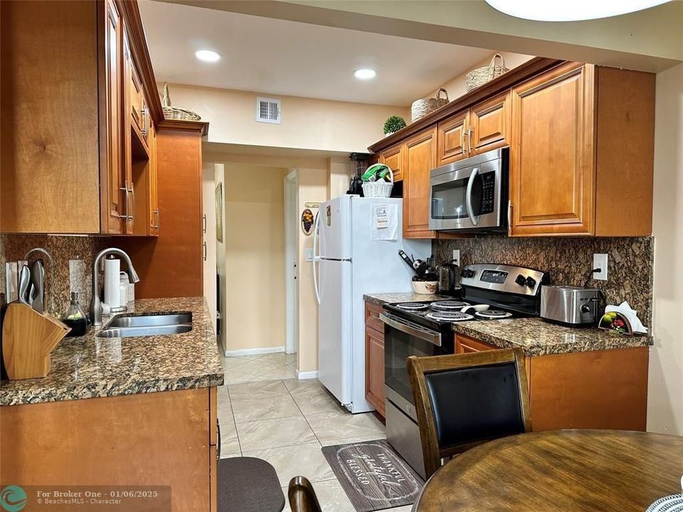 For Sale: $219,900 (2 beds, 2 baths, 1384 Square Feet)