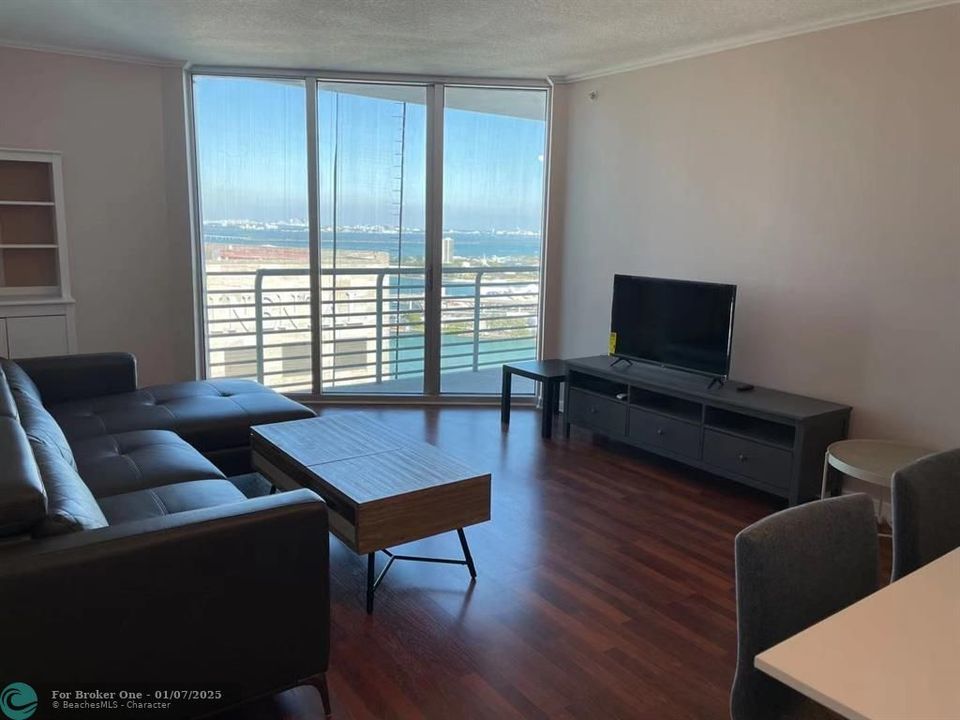 For Rent: $3,000 (1 beds, 1 baths, 846 Square Feet)