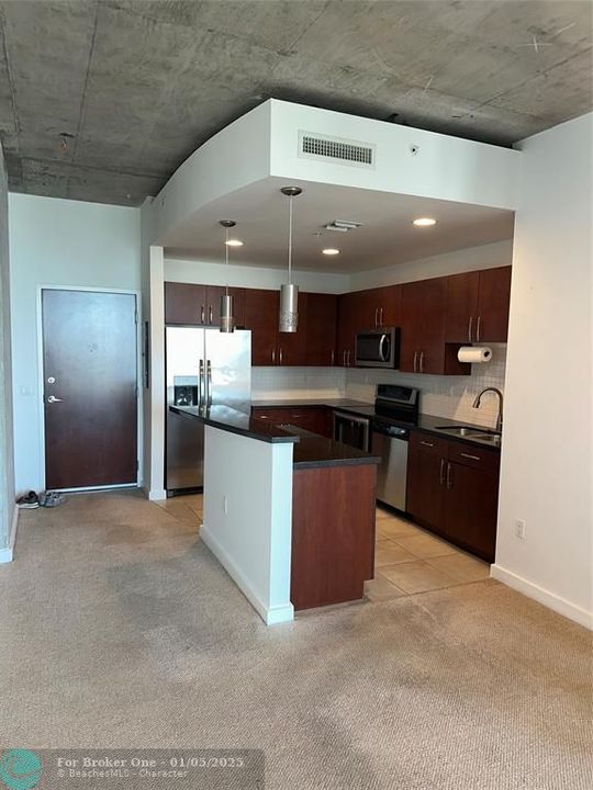 For Rent: $2,400 (0 beds, 1 baths, 774 Square Feet)