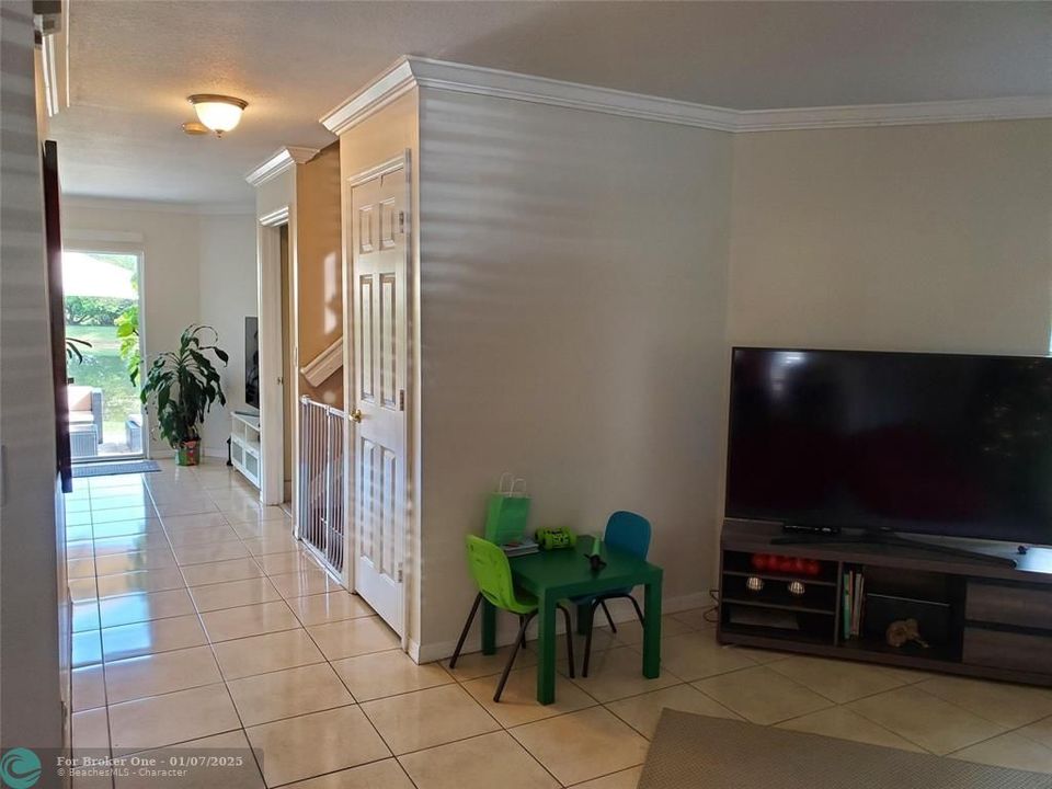 For Rent: $3,000 (3 beds, 2 baths, 1726 Square Feet)