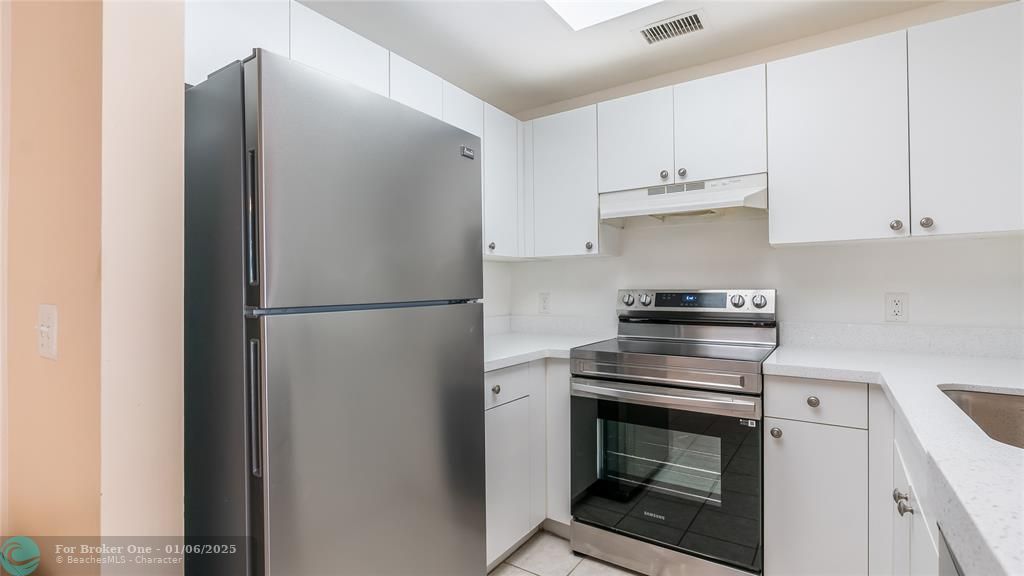 For Rent: $2,200 (1 beds, 1 baths, 878 Square Feet)