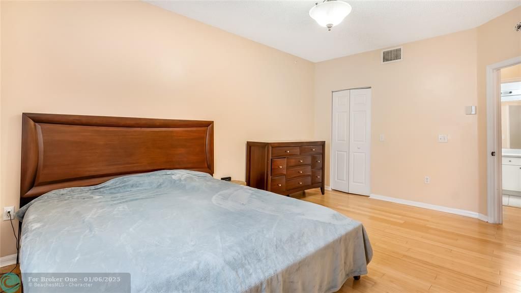 For Rent: $2,200 (1 beds, 1 baths, 878 Square Feet)