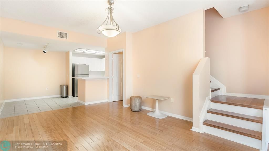 For Rent: $2,200 (1 beds, 1 baths, 878 Square Feet)