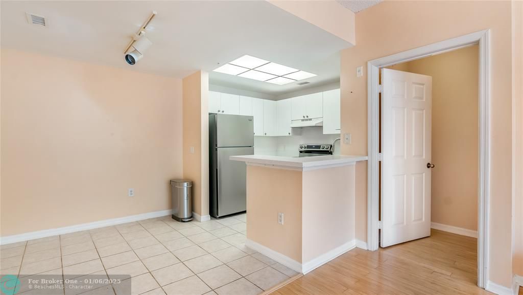 For Rent: $2,200 (1 beds, 1 baths, 878 Square Feet)