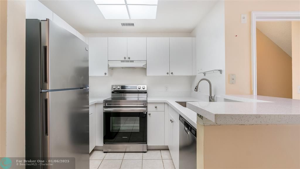 For Rent: $2,200 (1 beds, 1 baths, 878 Square Feet)