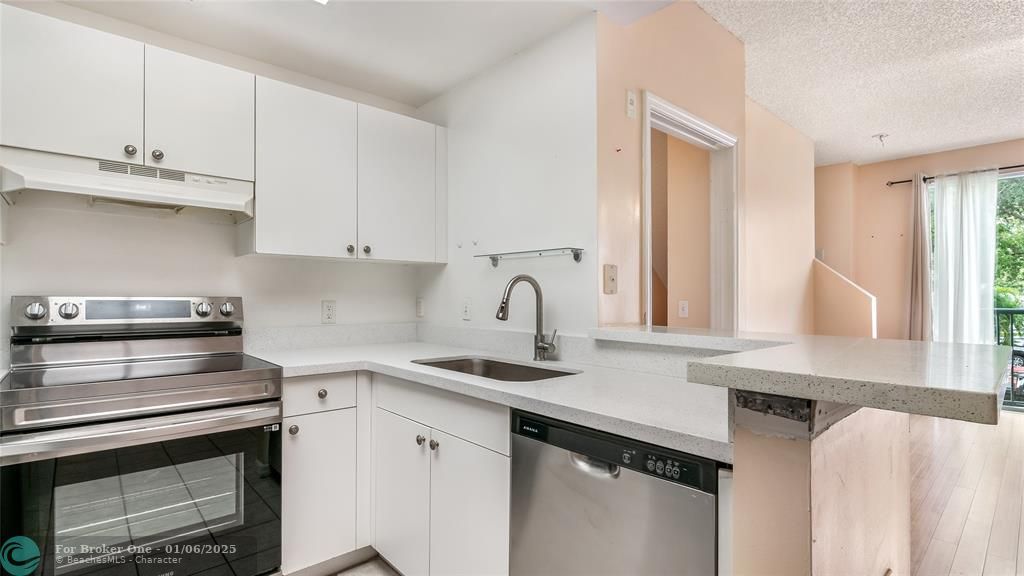 For Rent: $2,200 (1 beds, 1 baths, 878 Square Feet)